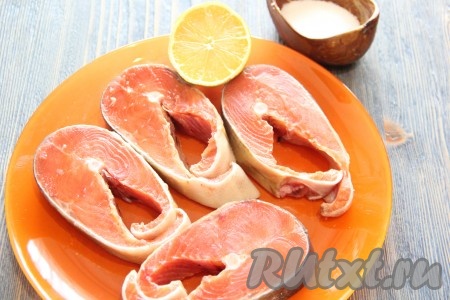 Стейки кеты вымыть и обсушить. 