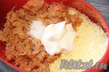 Соединить натёртый сыр, рыбу, сахар и майонез.
