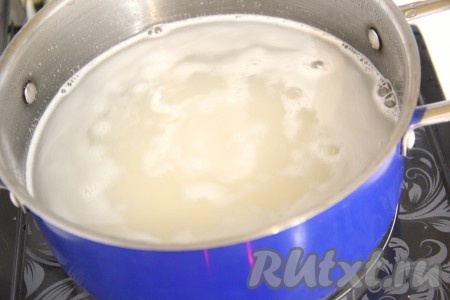 Рис хорошо промыть и отварить до готовности, в соответствии с инструкцией на упаковке. Я готовлю рис для суши 1:2 (1 часть риса и 2 части воды). По желанию, готовый рис можно заправить рисовым уксусом и остудить. 