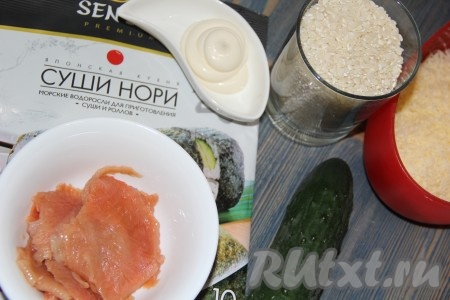 Подготовить продукты для приготовления запеченных роллов. Огурец вымыть и нарезать на длинные брусочки. Сыр натереть на мелкой тёрке. &nbsp;
