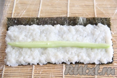 Выложить на рис брусок огурца.
