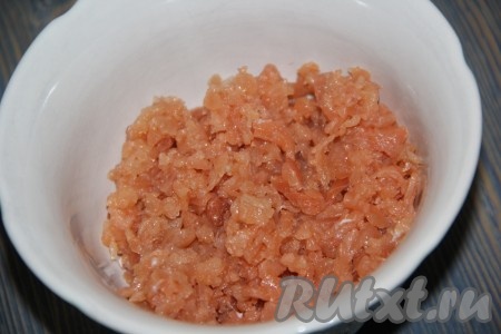 Слабосолёную рыбу мелко нарезать.