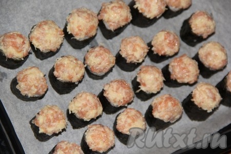 Аккуратно выложить начинку на роллы в виде горочки.
