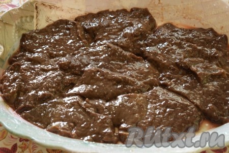 Посолить отбитые кусочки говяжьей печени.
