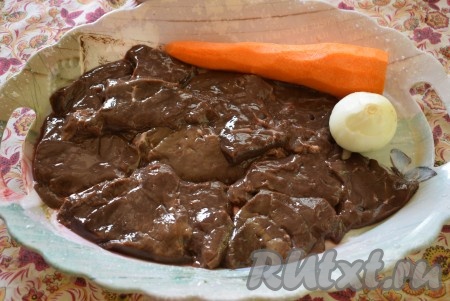 Печень промыть, удалить плеву и прожилки. Нарезать на порционные крупные кусочки толщиной 1 см.
