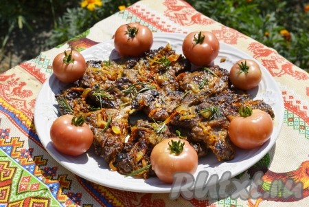 По окончании готовки можно добавить зелень и чеснок, что придаст блюду дополнительный аромат. Аппетитная, вкусная жареная говяжья печень с луком и морковью готова! Накрываем на стол, подаем с любым гарниром на Ваш вкус.
