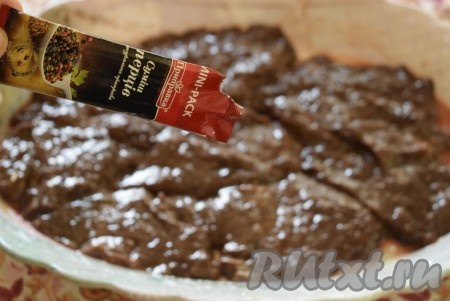 Поперчить и оставить пропитаться на 10 минут.
