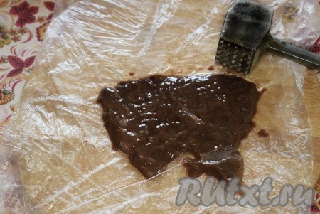 Отбить кусочки печени с двух сторон на пищевой пленке.
