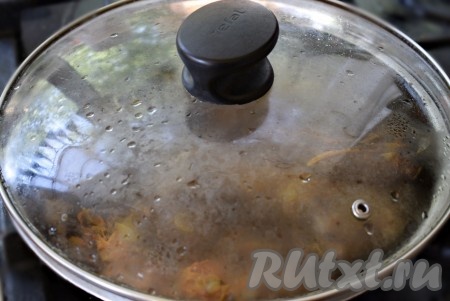 Накрыть крышкой и тушить на медленном огне минут 10-15, во время тушения 1 раз перевернуть кусочки печени.
