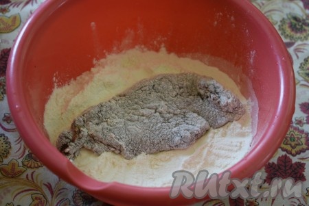 Насыпать муку в миску. Каждый кусочек печени обвалять в муке с двух сторон.
