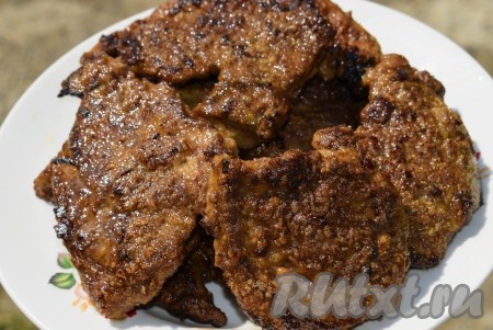 Выложить готовую печень на тарелку.
