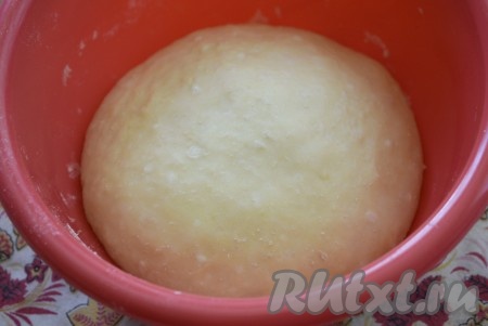 Оставляем тесто на расстойку, примерно, на 40 минут (за это время тесто увеличится в объёме, примерно, вдвое).