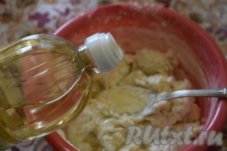 Замешиваем не очень тугое тесто, подливая понемногу растительного масла при замесе.
