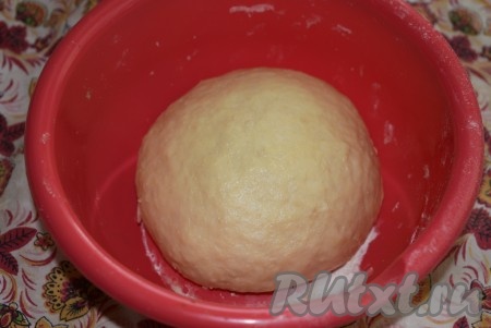 По консистенции тесто для пиццы должно получиться плотным, но легким.
