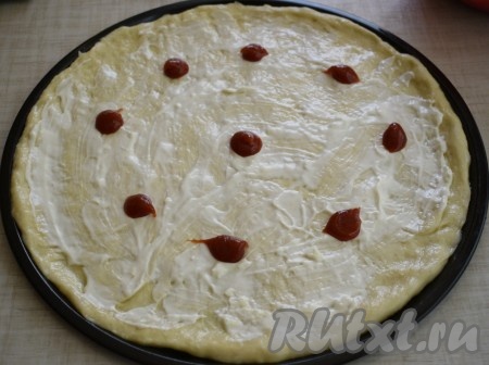 Добавляем немного кетчупа (так как пицца у меня будет с помидорами, то кетчупа я клала совсем немного, чтобы избежать кислого вкуса).
