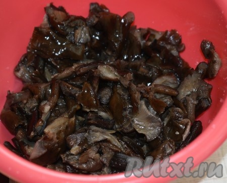 Свежие опята необходимо промыть и отварить в подсоленной воде в течение 20 минут, затем откинуть грибы на дуршлаг и остудить. Если Вы готовите с замороженными опятами, то их нужно положить в теплую воду и дать полежать минут 5, затем воду слить и грибы хорошо отжать от лишней жидкости.