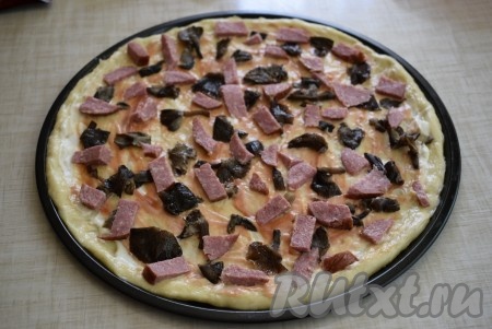 Колбасу нарезаем на полоски и кладем между грибами.
