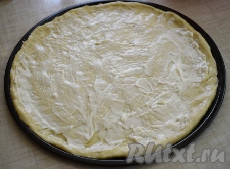Смазываем основу пиццы майонезом.
