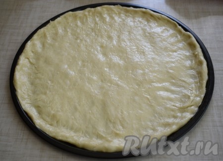 Растягиваем тесто от центра к краям руками и делаем небольшие бортики.
