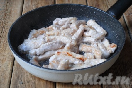 Обжарить мясо на сильном огне, без крышки, помешивая, до румяной корочки со всех сторон (на это уйдёт 2-3 минуты).&nbsp;
