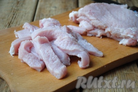 Затем мясо нарезать&nbsp;полосками шириной 0,5-1 см.&nbsp;
