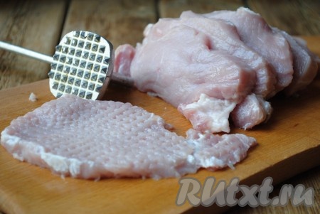 Каждый кусочек мяса отбить молоточком для отбивных с двух сторон.&nbsp;
