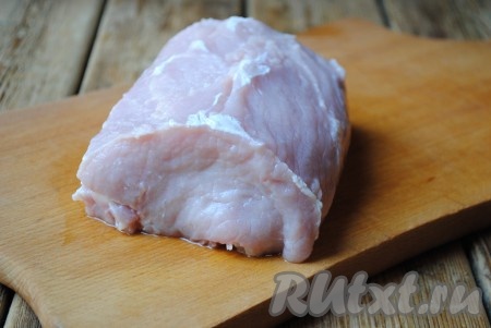 Свинину вымыть и обсушить. 