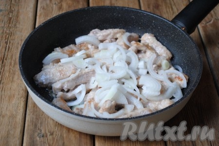 Очищенный лук нарезать полукольцами, добавить к обжаренному мясу, жарить, помешивая, на среднем огне минут 5.&nbsp;
