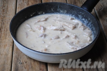 Уменьшить огонь до минимального и готовить бефстроганов из свинины со сметаной под крышкой 15-25 минут (до полной готовности мяса). Если соус стал густым, а мясо ещё жесткое - нужно добавить ещё немного воды и продолжить тушение. 