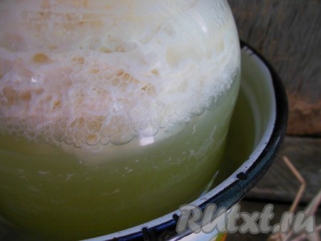 А под творогом останется сыворотка. В ней, кстати, много кальция, поэтому ее полезно пить. 