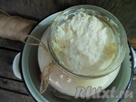 В небольшую кастрюлю на дно положите тряпочку, сложенную в 2-3 раза, для того чтобы банка при нагревании не лопнула. Поставьте в кастрюлю банку, налейте в кастрюлю теплую воду (вода должна быть по "плечики" банки). Кастрюлю поставьте на огонь, как только вода в кастрюле закипит, выключите огонь. А банку оставьте в горячей воде на 20-25 минут. Во время приготовления содержимое банки не перемешивайте!
