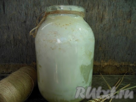 Чтобы приготовить творог из молока, нужно чтобы оно скисло. Летом оно скисает быстрее, зимой - чуть дольше. Я наливаю молоко в банку и оставляю при комнатной температуре на ночь, прикрыв перевернутой крышечкой (чтобы молоко "дышало"). Рядом ставлю чайник с горячей водой. Прикрываю все полотенцем.