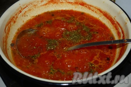 Далее добавить прованские травы и дать массе закипеть.
