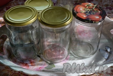 Разлить томат из помидоров в чистые, вымытые&nbsp;горячей водой с содой банки, накрыть крышками, которые предварительно окунаем в кипяток на несколько секунд, и закатать.