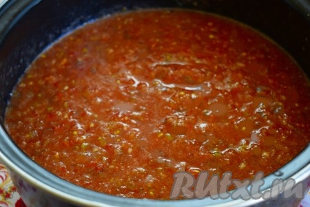 Прокрутить овощи через мясорубку. Полученную массу перелить в кастрюлю или таз и поставить на огонь.
