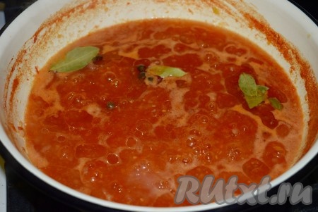 Дать томатной массе закипеть, немного уменьшить огонь и варить, иногда перемешивая, примерно, 20 минут, уваривая наш томат. Затем добавить в томат соль, сахар, растительное масло, лавровые листья, душистый перец и перец горошком.