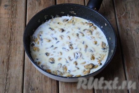 Влить сливки любой жирности (я готовила со сливками жирностью 10%), довести сливки до кипения и готовить на небольшом огне 7-10 минут.&nbsp;Сливки должны немного выпариться и загустеть.
