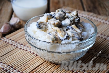 Подавать их в тёплом виде с отварным рисом. Сливочно-чесночный соус в этом рецепте подчеркивает нежный вкус мидий и дает потрясающий аромат.