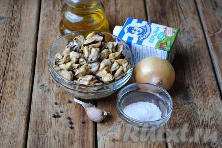 Подготовить необходимые ингредиенты для приготовления мидий в сливочно-чесночном соусе.