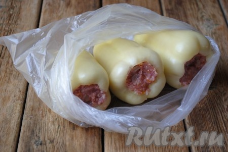 Наполнить перцы начинкой из мяса, риса и овощей. Затем фаршированные перцы выложить в полиэтиленовые пакеты так, чтобы они не касались друг друга. Я фасую перцы по 3-4 штуки в каждый пакет. 