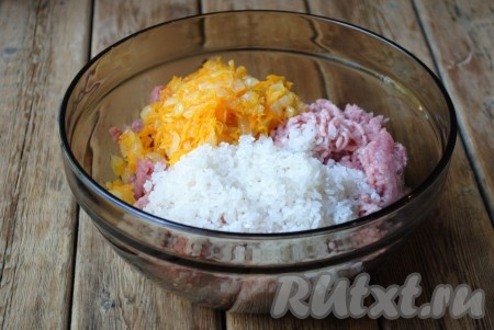 Мясной фарш смешать с охлажденной смесью из моркови и лука. Добавить промытый рис, посолить и поперчить по вкусу. 