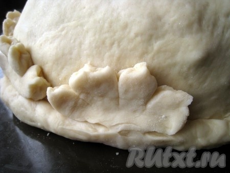 Сделать из оставшегося небольшого кусочка дрожжевого теста какие-нибудь цветочки, лепесточки или что-то на свой вкус и украсить курник.
