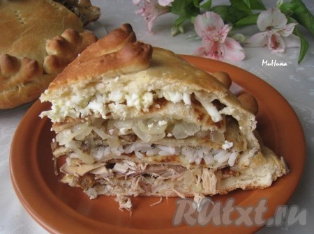 На фото видно, как выглядит в разрезе курник из дрожжевого теста, который мы приготовили, получается очень вкусно!
