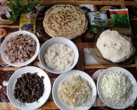 Куриные бёдра посолить, добавить специи по вкусу и запечь до готовности в духовке, потом нарезать на кусочки. Замороженные опята разморозить и пожарить. Яйца сварить вкрутую, очистить и натереть на крупной тёрке. Рис сварить до готовности. Репчатый лук нарезать и обжарить на растительном масле. Испечь блины. Дрожжевое тесто можно купить в магазине или замесить по Вашему любимому рецепту (например, замесить в хлебопечке).