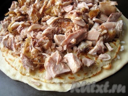 Накрыть рис блином и положить на него кусочки курицы.
