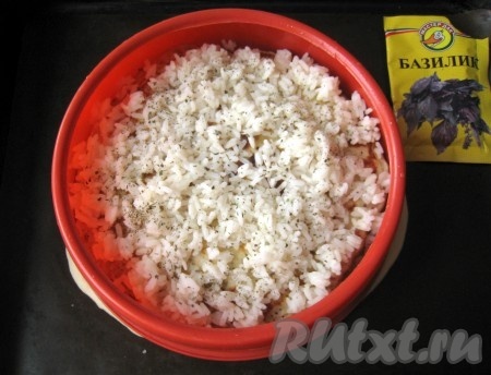 Накрыть куриную начинку блином и выложить вторую половину риса, посыпать базиликом. Для удобства можно пользоваться в качестве ограничителя для начинки разъёмной формой или, как я, разъёмным ситом.
