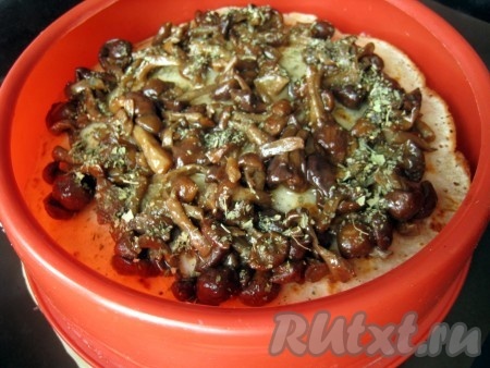 Накрыть рис блином и положить грибы, можно посыпать петрушкой.
