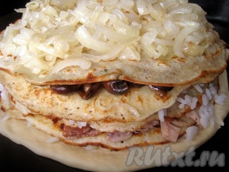 Накрыть блином грибную начинку и выложить жареный лук.
