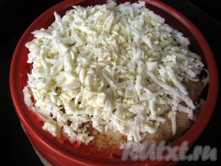 Луковую начинку накрыть блином и положить слой натёртых яиц.
