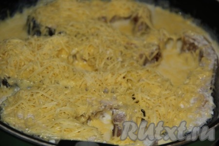 Щедро посыпать кусочки красной рыбы сыром.
